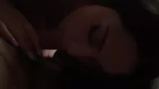 Teenager-Freundin demonstriert ihre erstaunlichen Schwanz-Lutsch-Fähigkeiten vor der Kamera