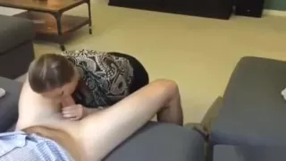 sexy Boss Brünette wurde beim Blasen gefilmt