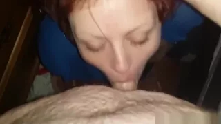 Rothaarige Cougar gibt einem Nachbarn einen Blowjob