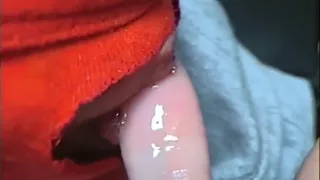 erotic asmr deborah embrasse et suce son pouce et ses doigts livecam