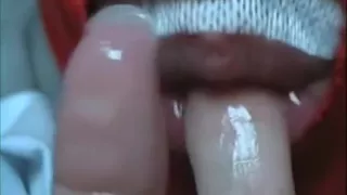 Déborah s'entraine à faire une parfaite fellation baveuse sur ses pouces