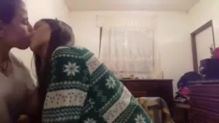 Bacio Tra Ragazze Bellissimo. Amore Vero. In Cameretta Tra Loro.