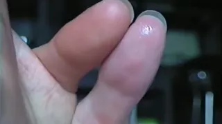 Deborah montre son pouce baveux après l'avoir sucé fétichisme érotique