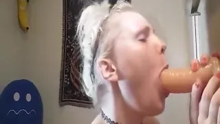 Blonde Schlampe arbeitet an ihren Blowjob-Fähigkeiten mit einem großen Dildo