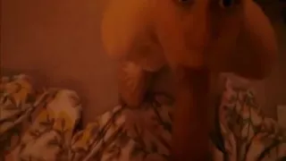 Geiles Babe, das meinen fetten Schwanz tief in den Mund nimmt, um ihn ins Gesicht zu bekommen