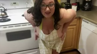 Amateur Huge Tit BBW Shows off Sexy Body in Kitchen Wearing Just an Apron