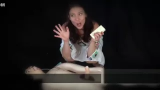 Charlie s'empale sur un (presque) gladiateur...