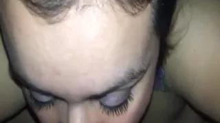 Niedliches Mädchen massiert meinen erigierten Penis mit ihren riesigen weichen Titten