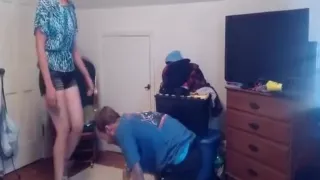 Seltsamer Amateurtyp, der hart in die Eier getreten wird