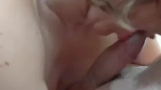 Ehefrau tanzt und neckt