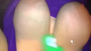 Sie liebt es, ihre massiven Titten auf dem Highway zur Schau zu stellen