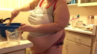 Bake with me! Dancing in the kitchen BBW Feedee Amber Crystal