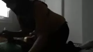 Jeune chienne réveille son mec en fellation