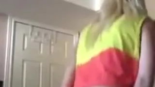 Blonde Babe springt Schwanz und bekommt Creampie innen