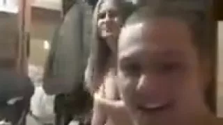 Glückliche Jungs dürfen mit zwei geilen Russen spielen