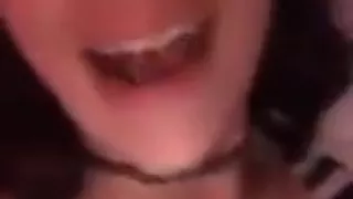 Lesbe zeigt ihre Titten und kuschelt mit ihrer Freundin auf Periscope