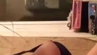 Süße russische Teenager reiben ihre Muschi auf der Toilette