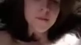 Heißes russisches Mädchen macht sich nackt und masturbiert