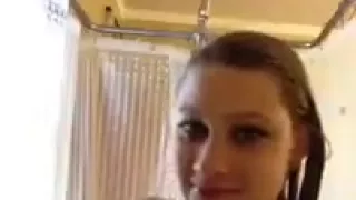 Süßes Mädchen, das sich selbst in der Dusche aufnimmt