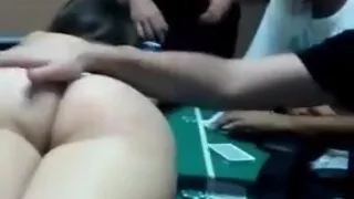 Spanisches Mädchen nackt auf einem Tisch