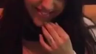 Spanische Teenager zeigen Titten in McDonalds