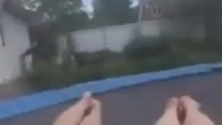 Sonnenbaden mit Freund auf Trampolin