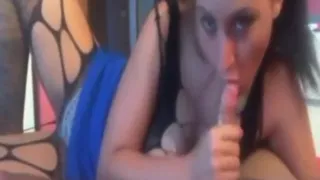 Brunetka bawi się kutasem