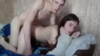 Para nastolatków rucha się na kamerce