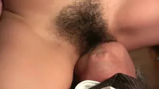 Zboczeniec molestuje koleżankę z pracy