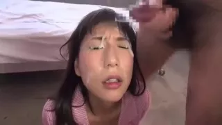 Azjatki i maseczka ze wieżej spermy