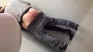 Giovane Insegnante Con Tacchi Scopata Nel Bagno Della Scuola Da Un Studente