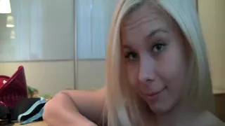 Lisa Loves To Spread Her Legs Wide