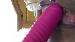 Sie benutzt ihren Vibrator, um sich selbst zu befriedigen