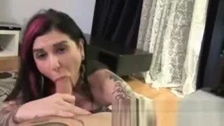 Alternative goth slut giving head