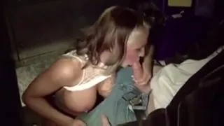 Teeny lutsch die Pimmel von fremden Typen im Pornokino