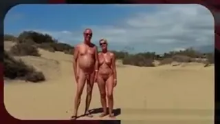 Nackt an der Strasse - She is on