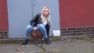 Amateur babe using the side walk as her toilet