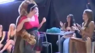 Pumped up stirpper is letting horny chicks suck his cock