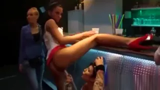 Natürliche Puppen geben orales Vergnügen und genießen Nageln und Gangb