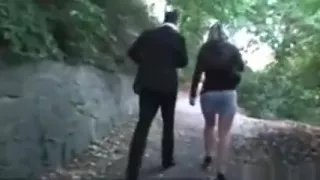 Erregte blonde Schlampe nimmt steifen Ständer