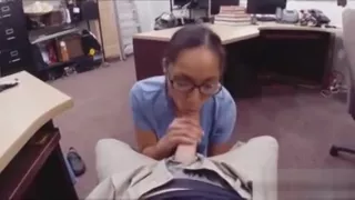 Fitnesstrainerin verkauft ihre Muschi und wird im Pfandhaus verprügelt