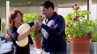 Kleines brünettes Mädchen liebt es zu spielen