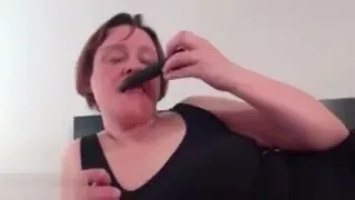 Fette Oma wird beim Reiten von Pornos versaut