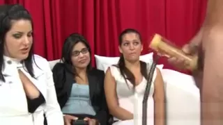 Cfnm Babes machen Kerl Spielzeug seinen Penis