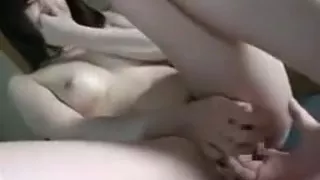 Süßes Babe hat einen Kerl, der ihre Muschi fingert, bevor sie es tut