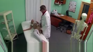 Gut aussehende Brünette gefickt von einem Arzt in einem gefälschten Krankenhaus