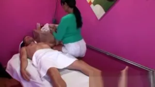 Real Asian Masseuse Welcomes Customer