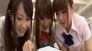 Asiatische Studenten reiben Penis