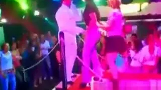 Süße Mädchen bei einer Cfnm-Orgie mit Strippern