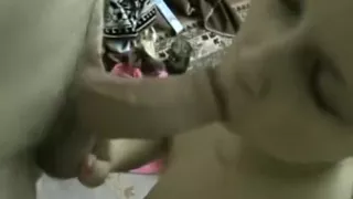 Loveliness Kleine Titten Brünette Frau machen einen heißen Anal Dildo und Sex Spaß, genießen